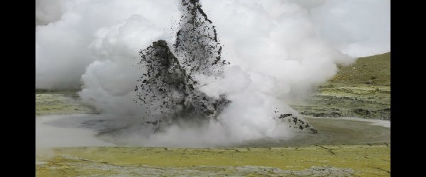 Vulcões de Kamchatka continuou com erupções em curso. KVERT informa que existem atualmente sete vulcões ativos (alerta laranja) - Kizimen, Karymski, Shiveluch e Plosky Tolbachik no laranja nível e Bezymianny, Gorely e Klyuchevskoy a nível amarelo. Explosivo-efusiva erupção continua em Tolbachik com lava fluido continua a espalhar-se a partir da fissura do sul e do avanço dos fluxos sobre o flanco sudoeste do vulcão. Nuvens de vapor e cinzas alguns continuam a chegar a cerca de 4 km (13.000 pés) de altitude. Sismicidade forte do vulcão foi registrado com amplitude do tremor vulcânico atingiu 7,6 milhões de metros cúbicos / s. Uma anomalia térmica grande foi observada em imagens de satélite na região norte de Tolbachinsky ...